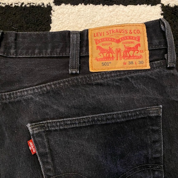 Men’s Levi’s 501 Black Shorts 38”w - Picture 6 of 6